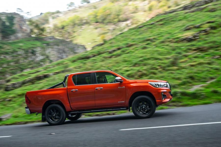  Toyota Hilux Invincible X Double Cab 2018 года  (UK) (фото 9 из 40)